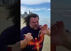 Enlace a Jack Black se lía a puñetazos con un paparazzi que le grababa en la playa