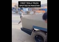 Enlace a El primer Tesla Cybertruck hecho en Pakistán