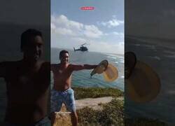 Enlace a Helicóptero de la policía militar de Brasil posa para las fotos de un turista
