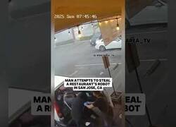 Enlace a Un hombre intenta robar el robot camarero de un restaurante
