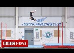 Enlace a Batiendo el récord del backflip más largo entre dos barras