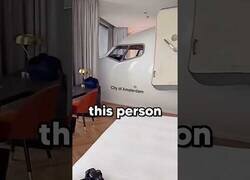 Enlace a Esta habitación de hotel tiene dentro la cabina de un avión