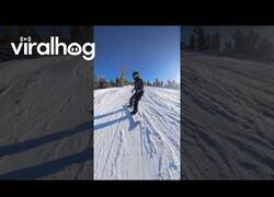 Enlace a Cuando chocas contra un oso mientras haces snowboard