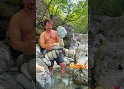 Enlace a Buscando el equilibrio con piedras sobre un río