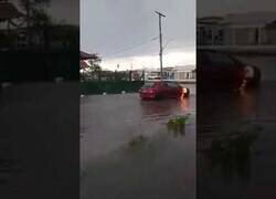 Enlace a Un coche se incendia en medio de una inundación