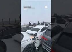 Enlace a Decenas de coches chocan en un puente por la niebla en China