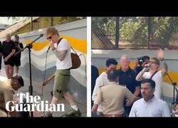 Enlace a Policía detiene un concierto improvisado de Ed Sheeran en las calles de la India por no tener autorización
