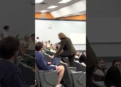 Enlace a Profesor despierta a sus alumnos dormidos cantando