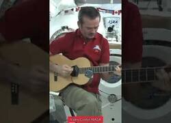 Enlace a Así suena la guitarra tocada en el espacio