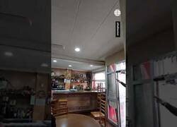 Enlace a El techo de un bar en Valencia se viene abajo pocos segundos después de desalojarlo