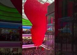Enlace a Centro comercial en Moscú deja caer 90.000 globos por San Valentín