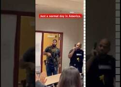 Enlace a Un día normal en un colegio de EEUU