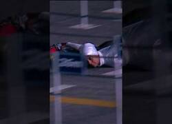 Enlace a Batiendo el récord de limbo skate