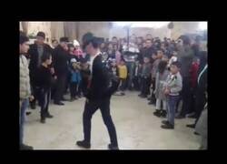 Enlace a Cuando te picas con un imitador de Michael Jackson