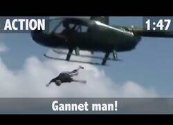 Enlace a El día que un tipo atrapó a un pez espada saltando desde un helicóptero