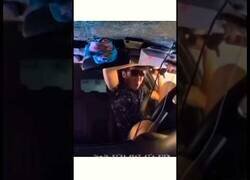 Enlace a Este tipo choca con su coche y lo primero que hace es subir el volumen a la música