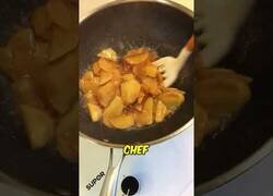 Enlace a Este hombre cocina mejor con los pies que tú con las manos