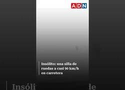 Enlace a Graban en Chile a un hombre circulando por la carretera en silla de ruedas a 90 km/h
