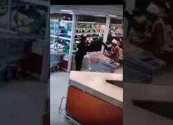 Enlace a Neutralizan a un ladrón en un supermercado con un botellazo de Cocacola