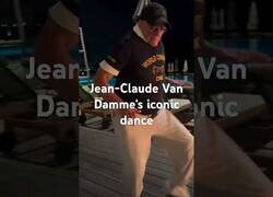 Enlace a Jean-Claude Van Damme recrea su mítico baile a sus 64 años