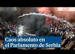 Enlace a Caos en el Parlamento de Serbia: la oposición lanza bengalas y bombas de humo