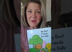 Enlace a Esta mujer nos enseña el mejor y más subliminal libro que existe