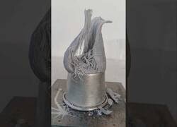 Enlace a La reacción de una gota de mercurio sobre una taza de aluminio