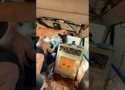 Enlace a Este grupo de amigos convierte un coche en una sauna móvil