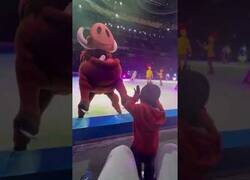 Enlace a Pumba provocando un trauma a un niño pequeño
