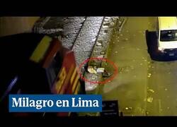 Enlace a Un hombre sobrevive al atropello de un tren en Lima
