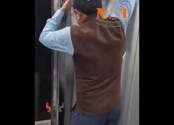 Enlace a Esto hacen con la basura en los trenes de la India