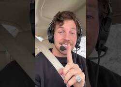 Enlace a Así despierta un piloto de avioneta a su novia