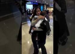 Enlace a La reacción de este bebé al ver a la hermana gemela de su madre por primera vez