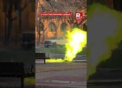Enlace a Llamas verdes emergen de una alcantarilla en el campus de Texas Tech en Lubbock