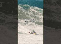 Enlace a Se salva por segundos de ser engullido por una ola