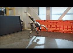 Enlace a Boston Dynamics presenta las nuevas habilidades de su robot Atlas