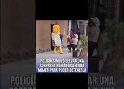 Enlace a Policías simulan una sorpresa romántica para detener a una mujer