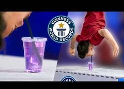 Enlace a Estos tres italianos remueven un vaso haciendo frontflips