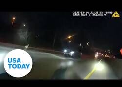 Enlace a Policías persiguen a un cabra por una carretera de Ohio