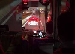 Enlace a Un conductor intenta que un autobús choque contra él en Barcelona