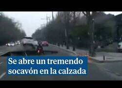 Enlace a Motorista fallece al abrirse un tremendo socavón en la carretera y caer en él