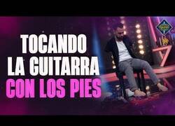 Enlace a Johnatha Bastos toca diferentes instrumentos sin brazos