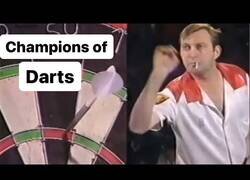 Enlace a Fumando y bebiendo, así era el campeonato mundial de dardos en los años 80