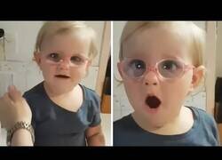 Enlace a La reacción de este niño al ver bien por primera vez