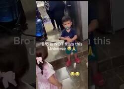 Enlace a Este niño nació con superpoderes