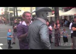 Enlace a Las estatuas vivientes tienen paciencia pero no infinita