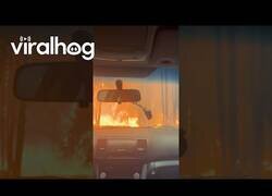 Enlace a Familia dentro de un coche escapa de un incendio en Santa Juana