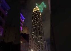 Enlace a Show de drones recrea la mítica escena de King Kong en el Empire State
