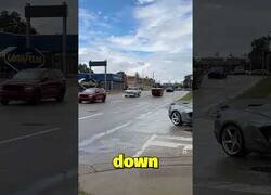Enlace a Graban un coche que se conduce bocabajo, del revés y hacia atrás