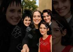 Enlace a La IA recrea a actores de Hollywood haciendo un selfie con sus personajes del pasado